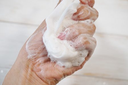 毛穴の汚れを落とす正しい洗い方とは