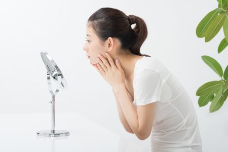乾燥すると毛穴が詰まるメカニズムとは?