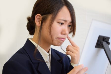 ニキビの原因は、過剰な皮脂と毛穴詰まりです。