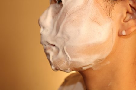 皮脂の分泌量を抑えれば毛穴トラブルは改善します