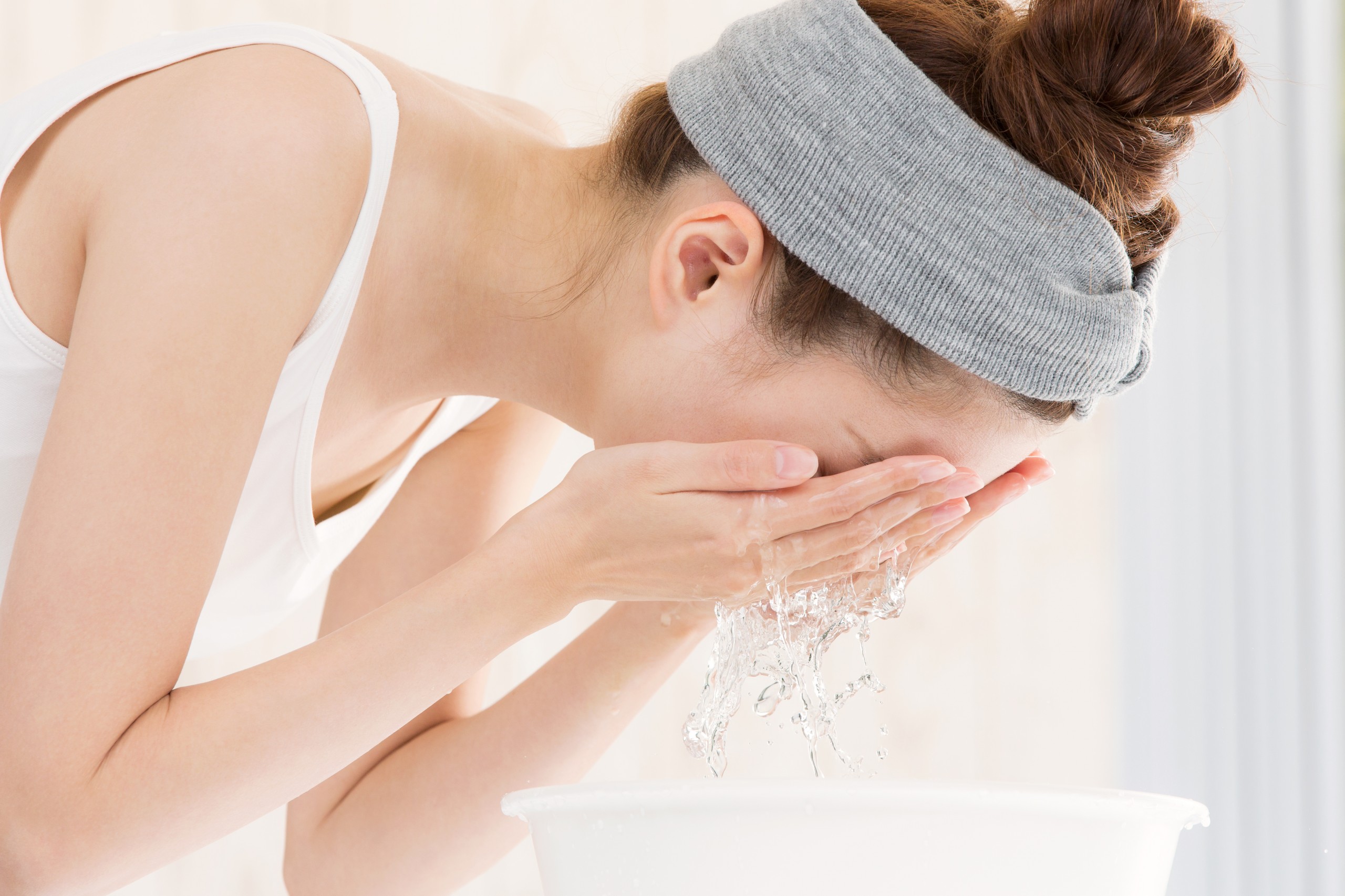 朝洗顔は水?お湯?